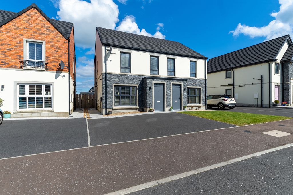 Property photo 2 of 38 009