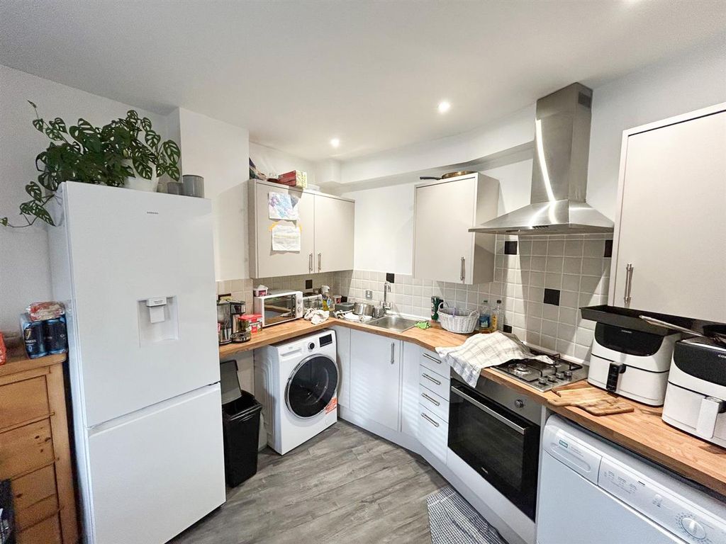 Property photo 2 of 5 Kitchen