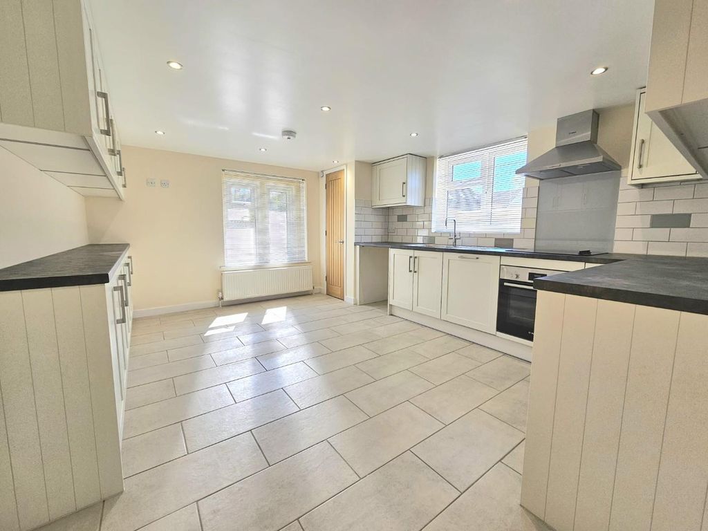 Property photo 3 of 27 Kitchen/Breakfast Room