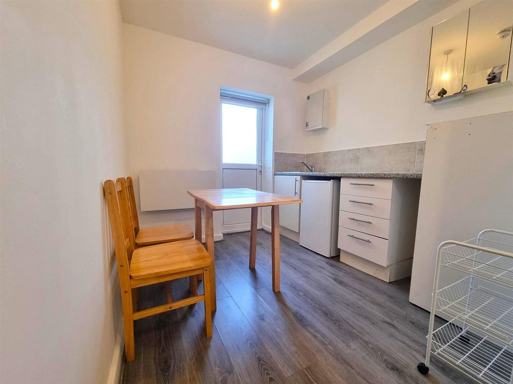 Property photo 2 of 6 Kitchenette