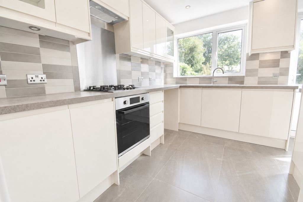 Property photo 2 of 11 Kitchen
