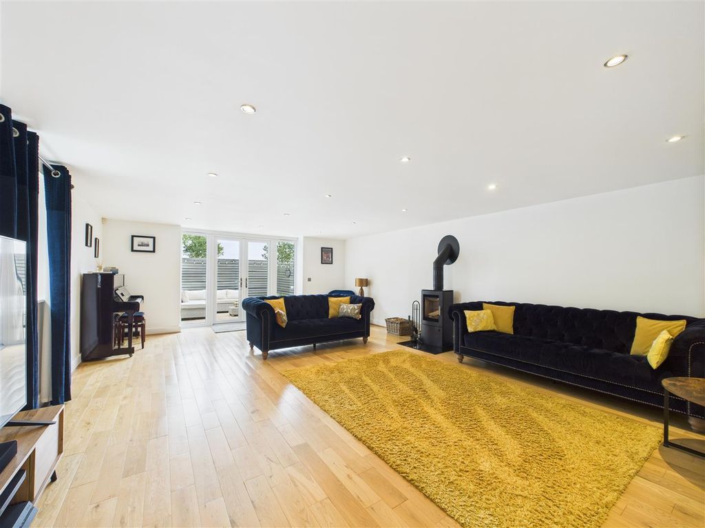 Property photo 3 of 37 Cam03303G0-Pr0157-Still001.Jpg