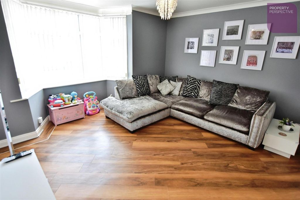 Property photo 2 of 10 Lounge