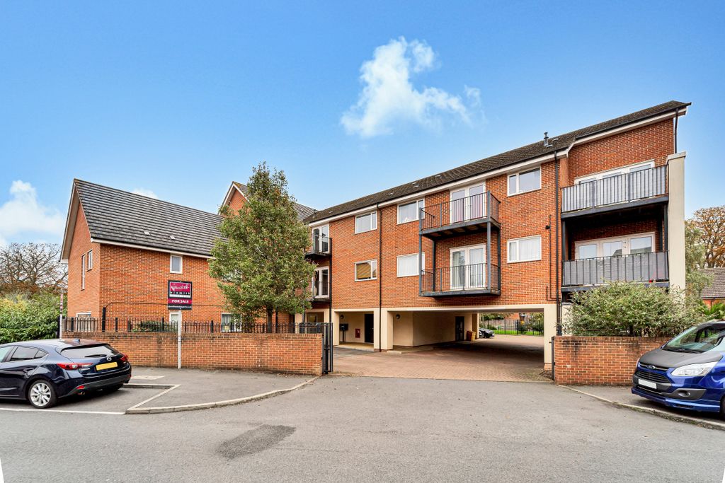 Property photo 1 of 9 14 Shaw Close Board Exterior