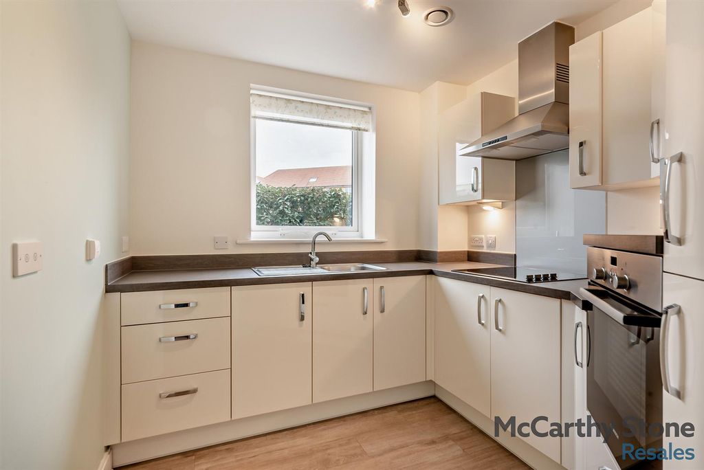 Property photo 3 of 11 Kitchen