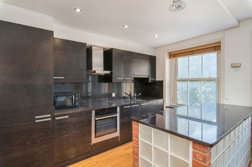 Property photo 2 of 10 Kitchen