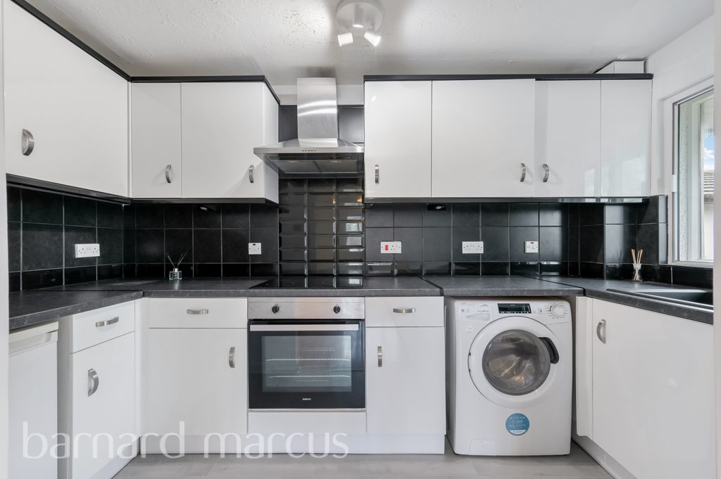 Property photo 3 of 9 Kitchen