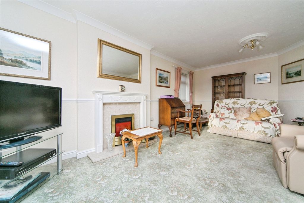 Property photo 3 of 20 Lounge