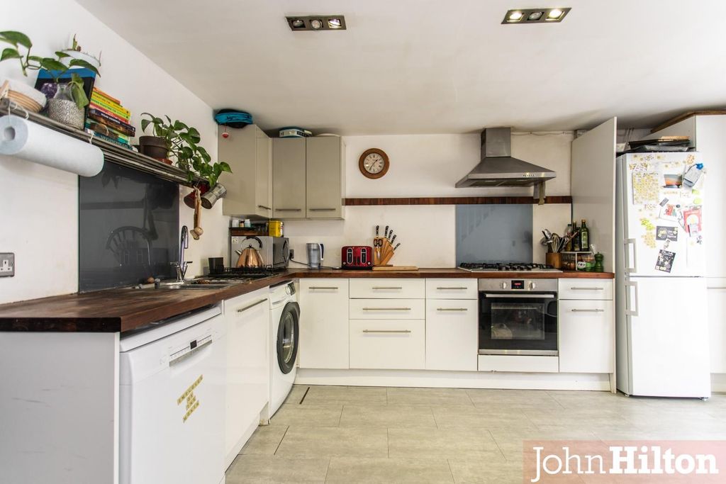 Property photo 3 of 19 Southover Street18.Jpg