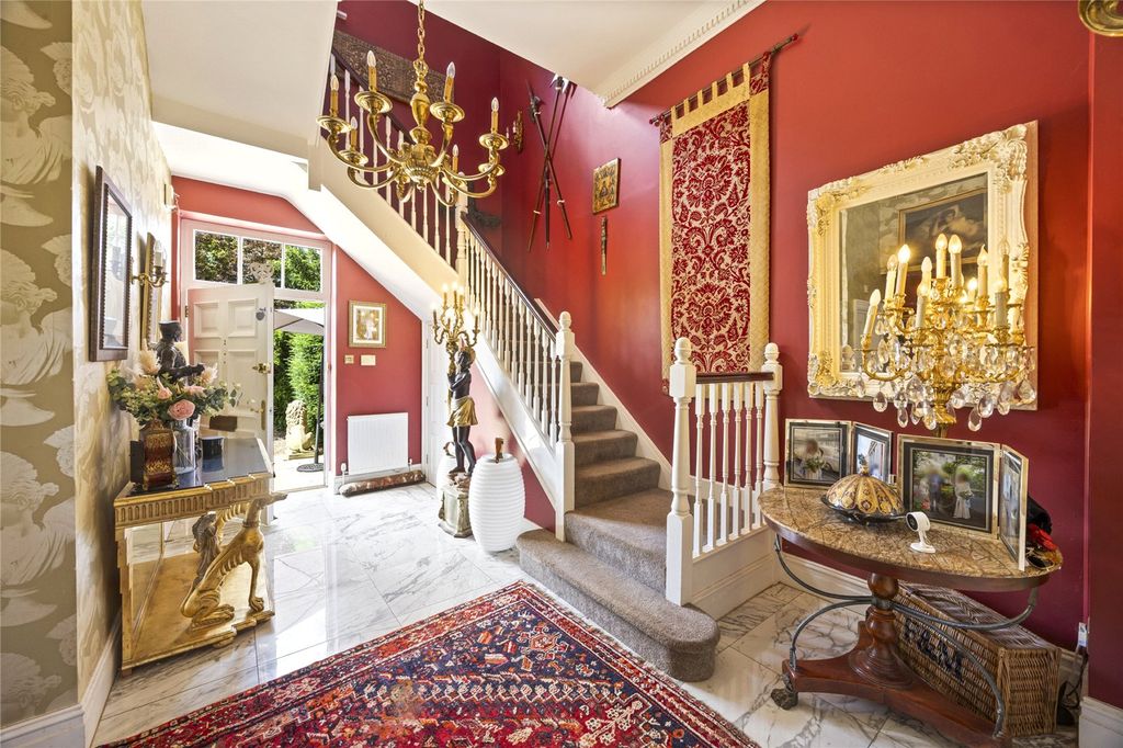 Property photo 2 of 18 Entrance Hall