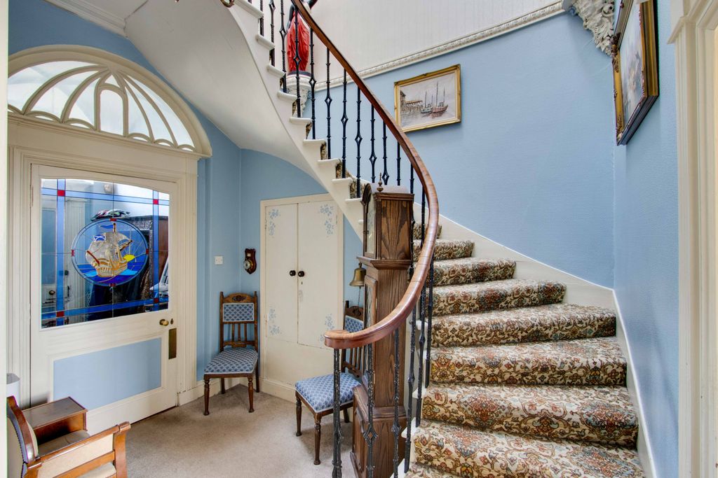 Property photo 1 of 31