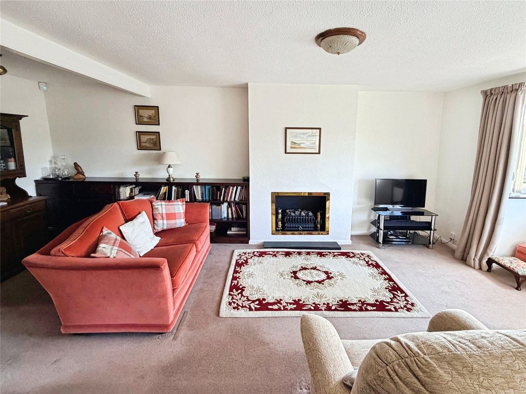 Property photo 3 of 19 Lounge