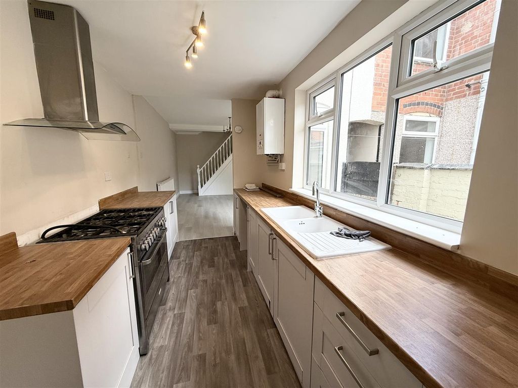 Property photo 2 of 12 Kitchen