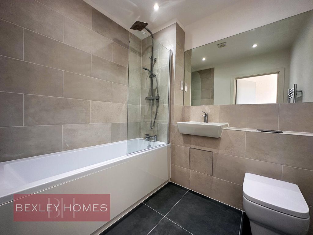 Property photo 2 of 10 Bathroom