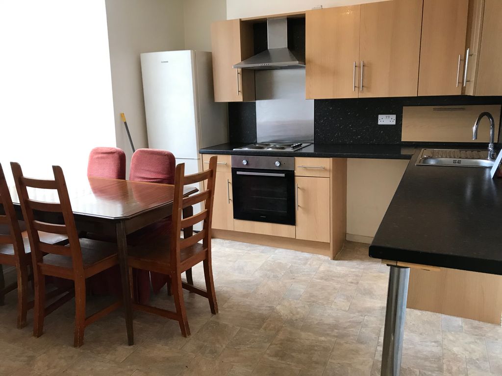 Property photo 3 of 11 Kitchen