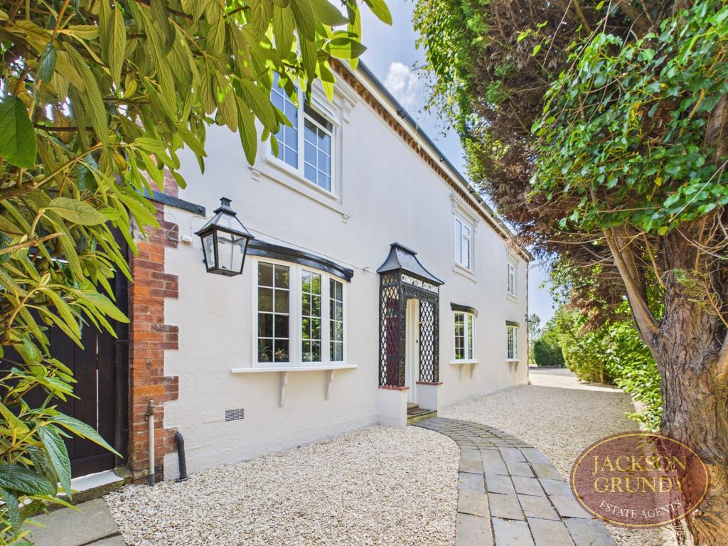Property photo 2 of 33 Compton Cottage