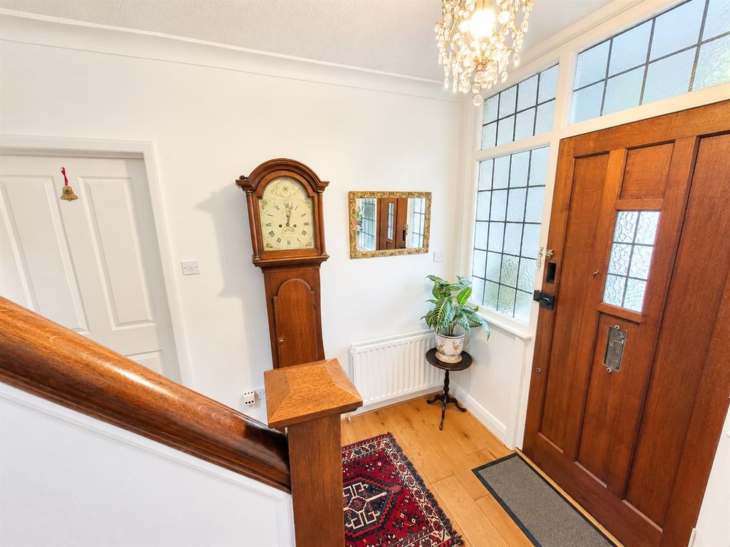 Property photo 3 of 25 Entrance Hallway