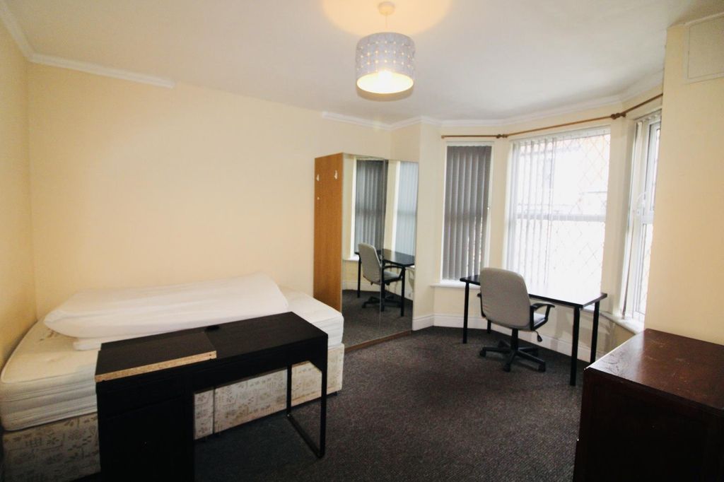 Property photo 3 of 10 Bedroom