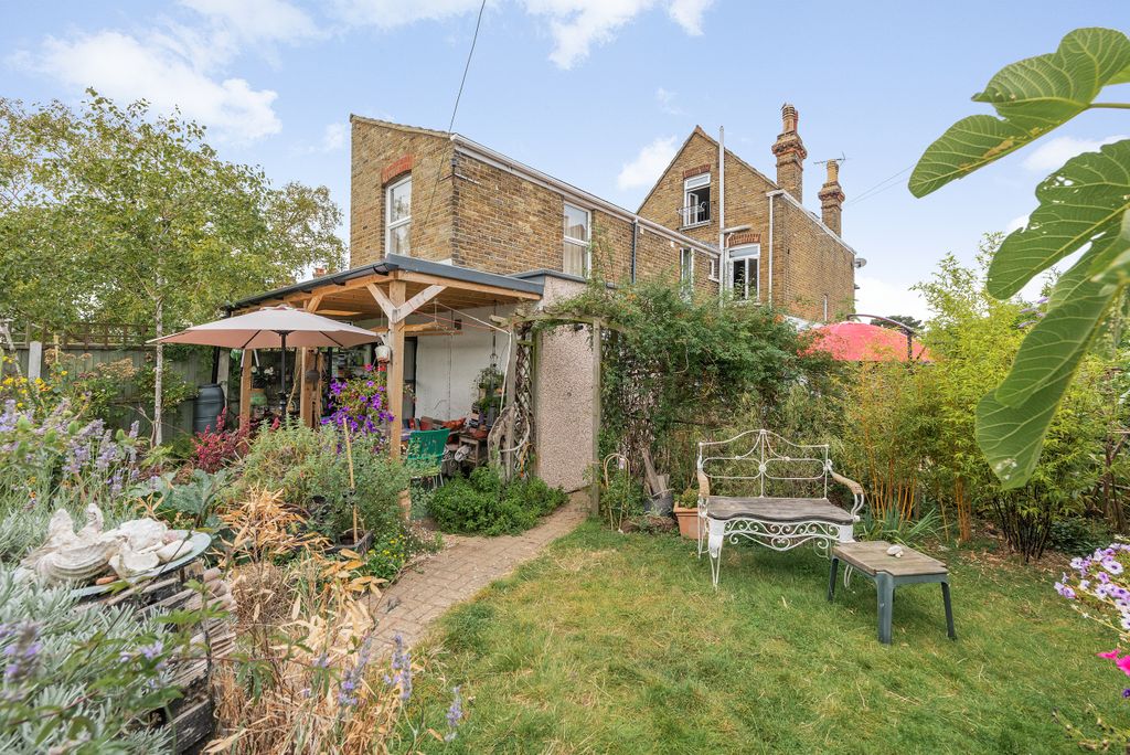 Property photo 1 of 19 Gardens