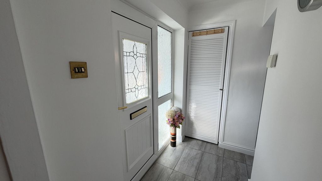 Property photo 3 of 14 Hallway