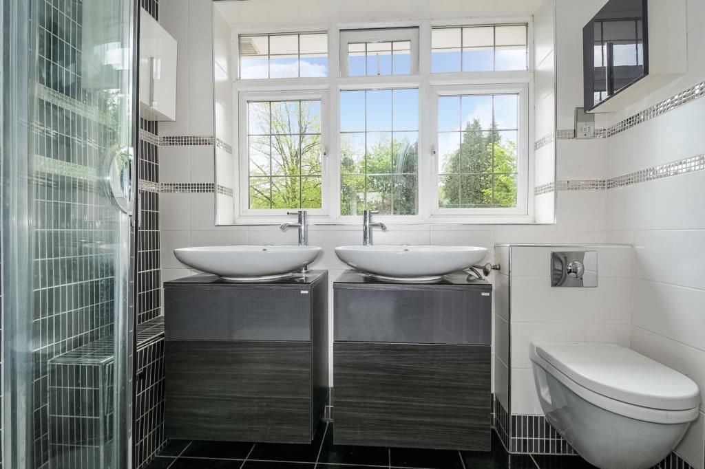Property photo 3 of 9 Bathroom