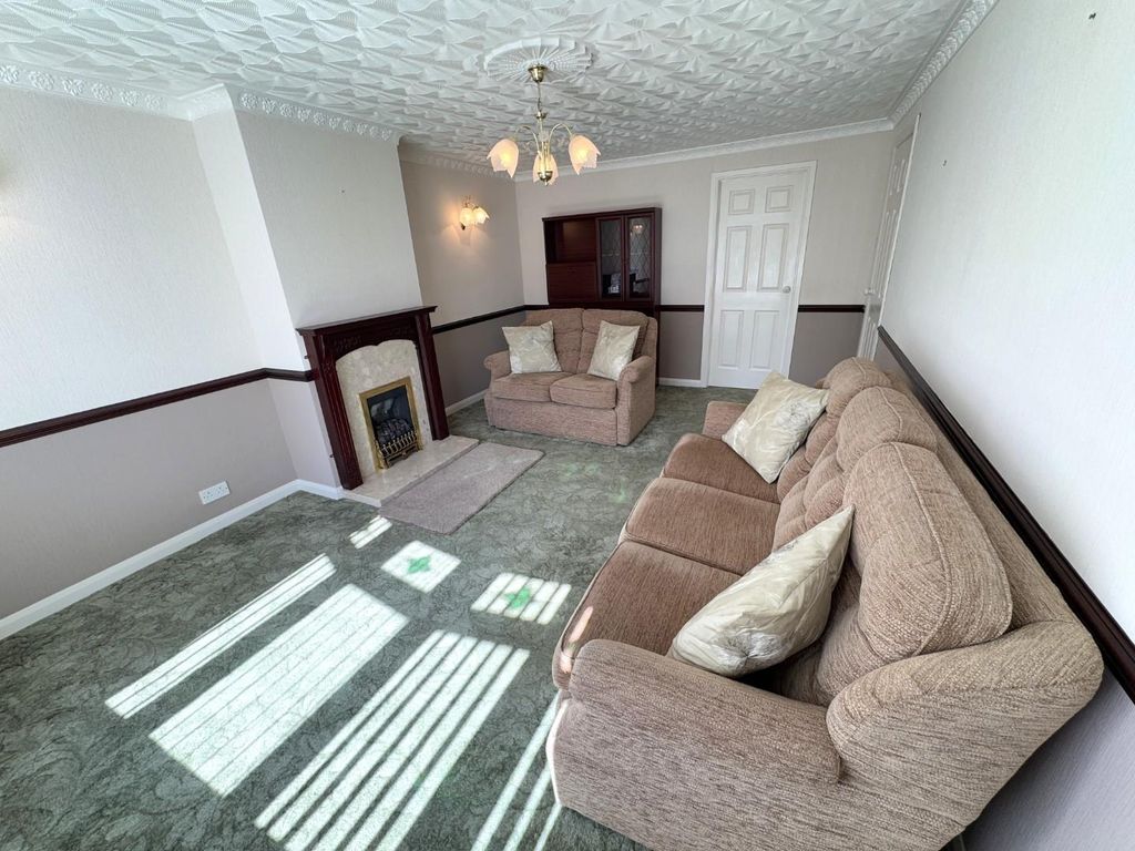 Property photo 3 of 20 Lounge