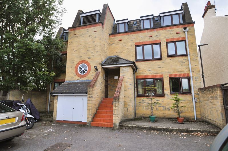 Property photo 1 of 6 Photo 4