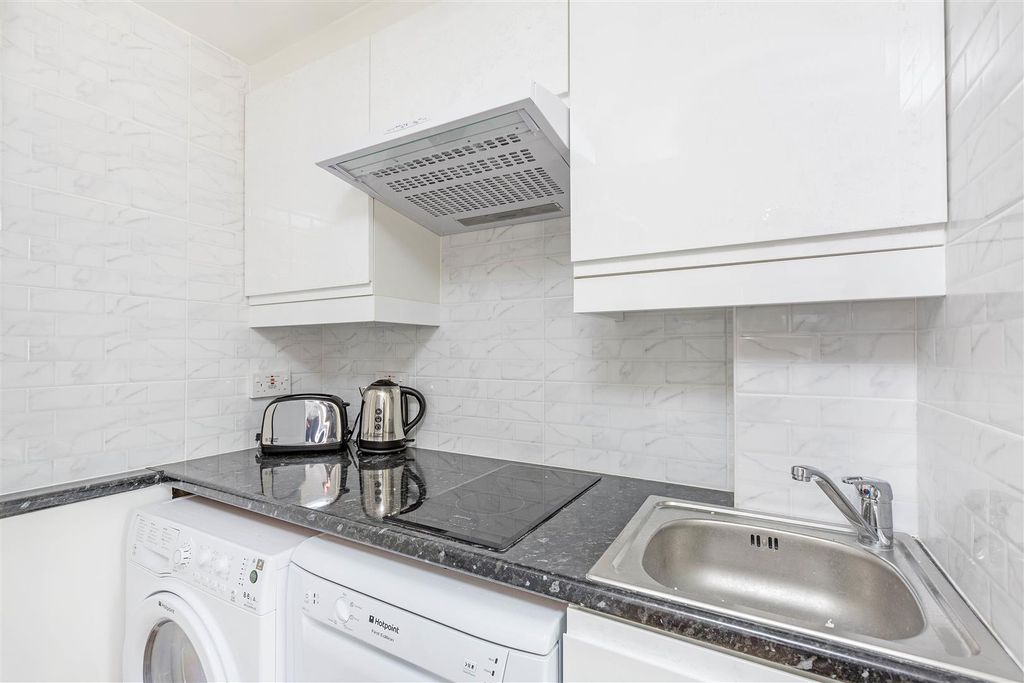 Property photo 3 of 10 Kitchen