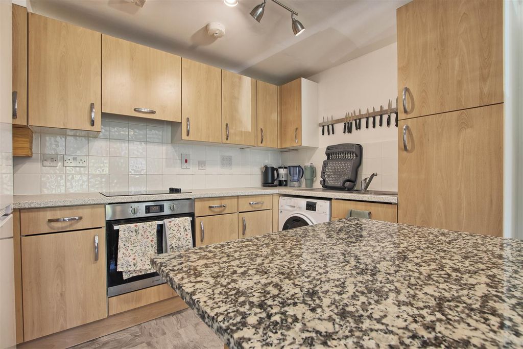 2 bed flat for saleMaltings Close, Cambridge CB5 photo 2