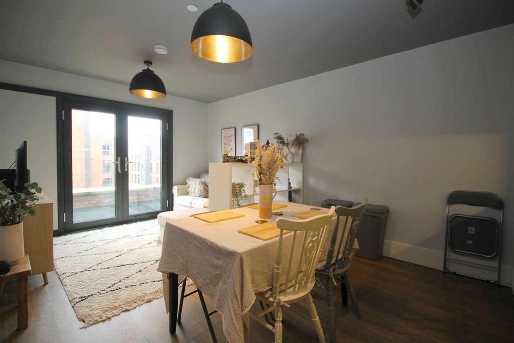 Property photo 3 of 22 Lounge / Diner