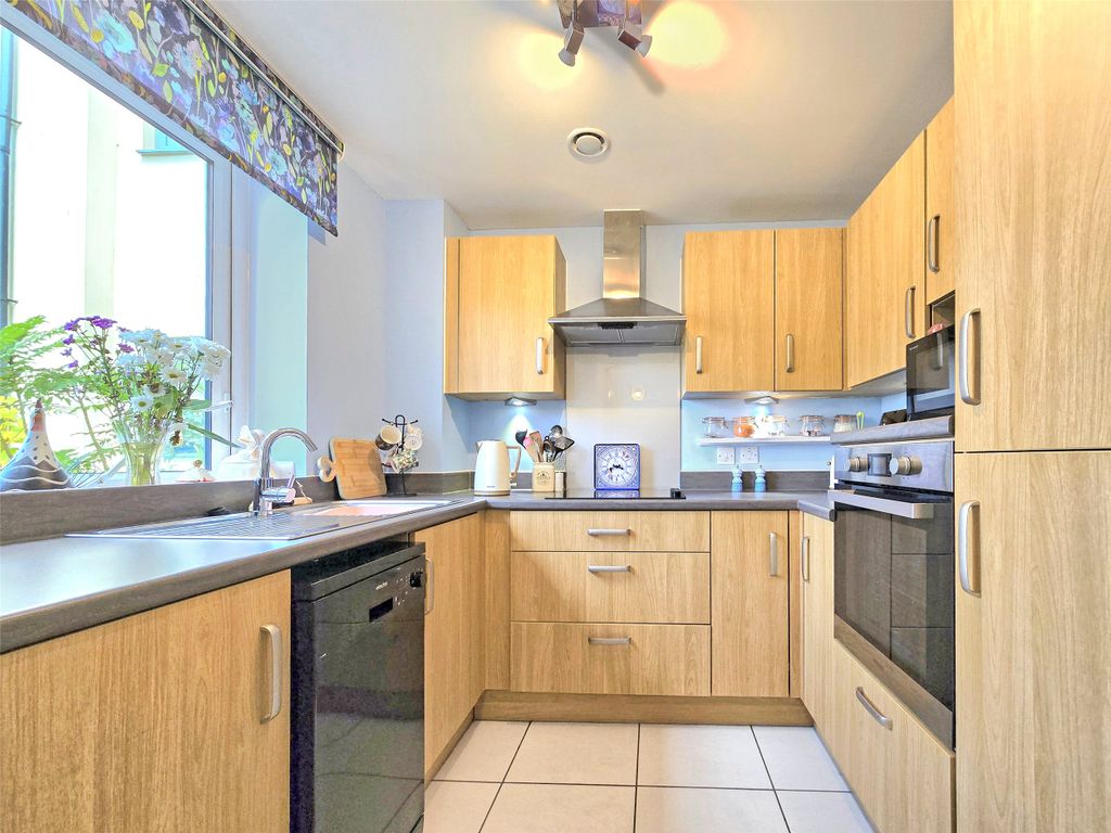 Property photo 3 of 8 Kitchen