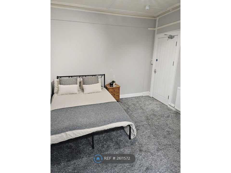 Property photo 3 of 10 Bedroom 2