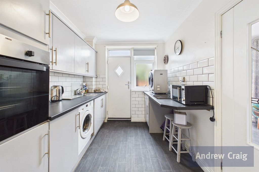 Property photo 3 of 11 Kitchen