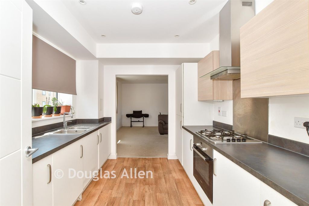 Property photo 1 of 11 Kitchen