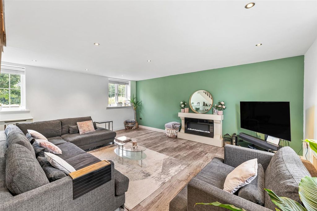 Property photo 2 of 24 Lounge