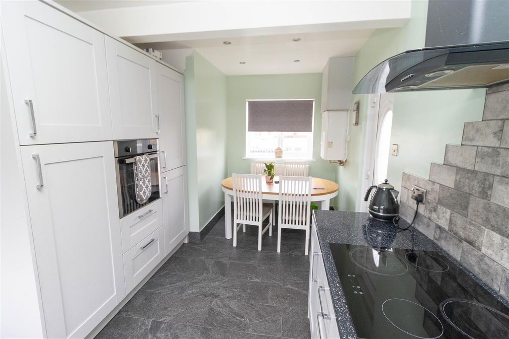 Property photo 3 of 12 Kitchen
