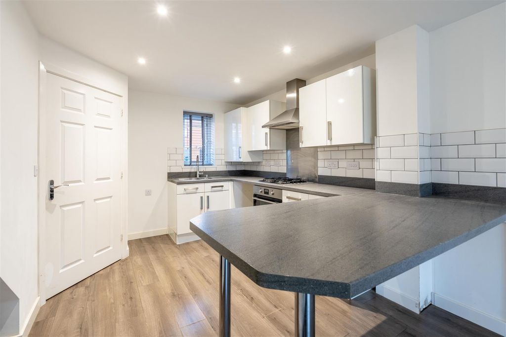 Property photo 3 of 8 Living Room / Kitchen Diner