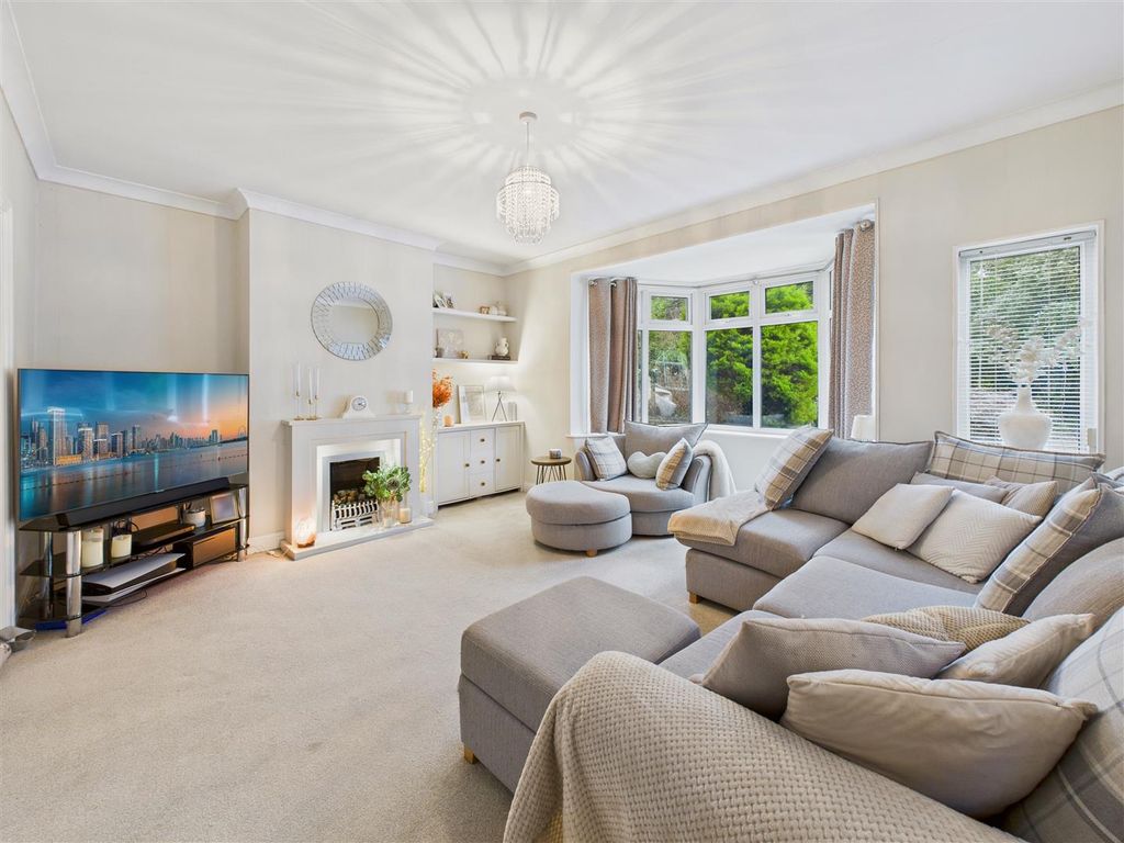 Property photo 2 of 19 Lounge