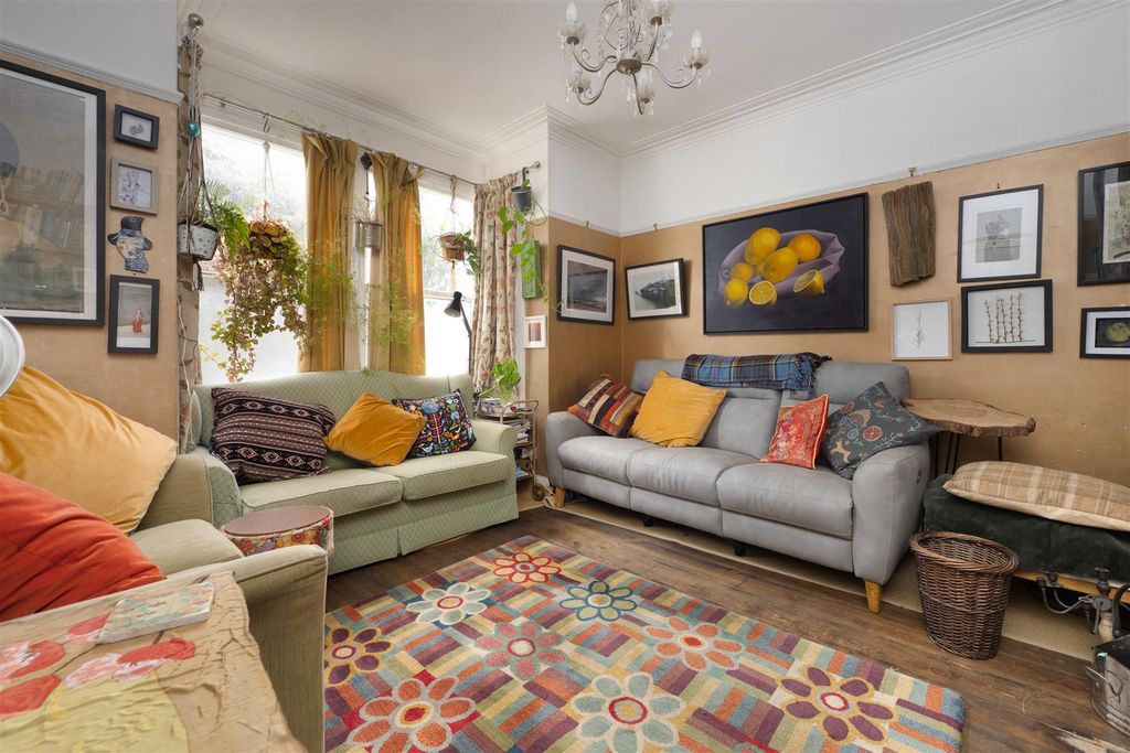 Property photo 2 of 21 Cromwell Road, Whitstable