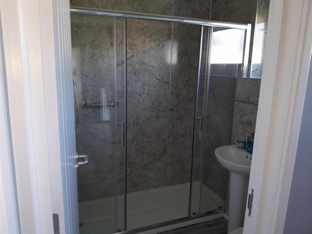 Property photo 1 of 11 Bathroom