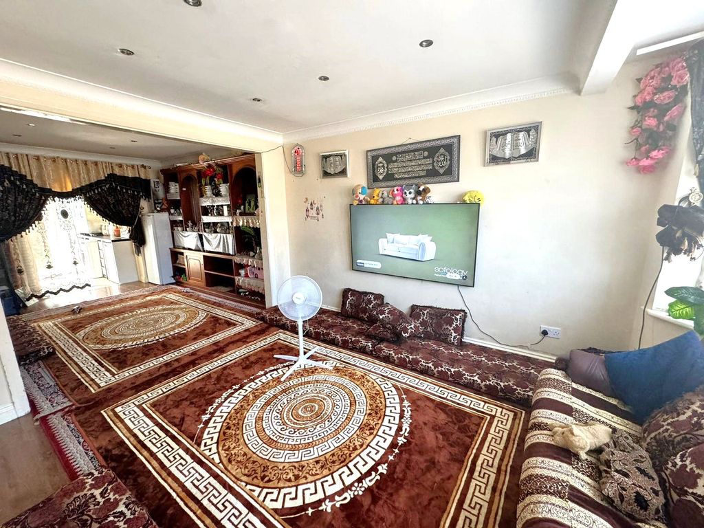 Property photo 2 of 14 Lounge