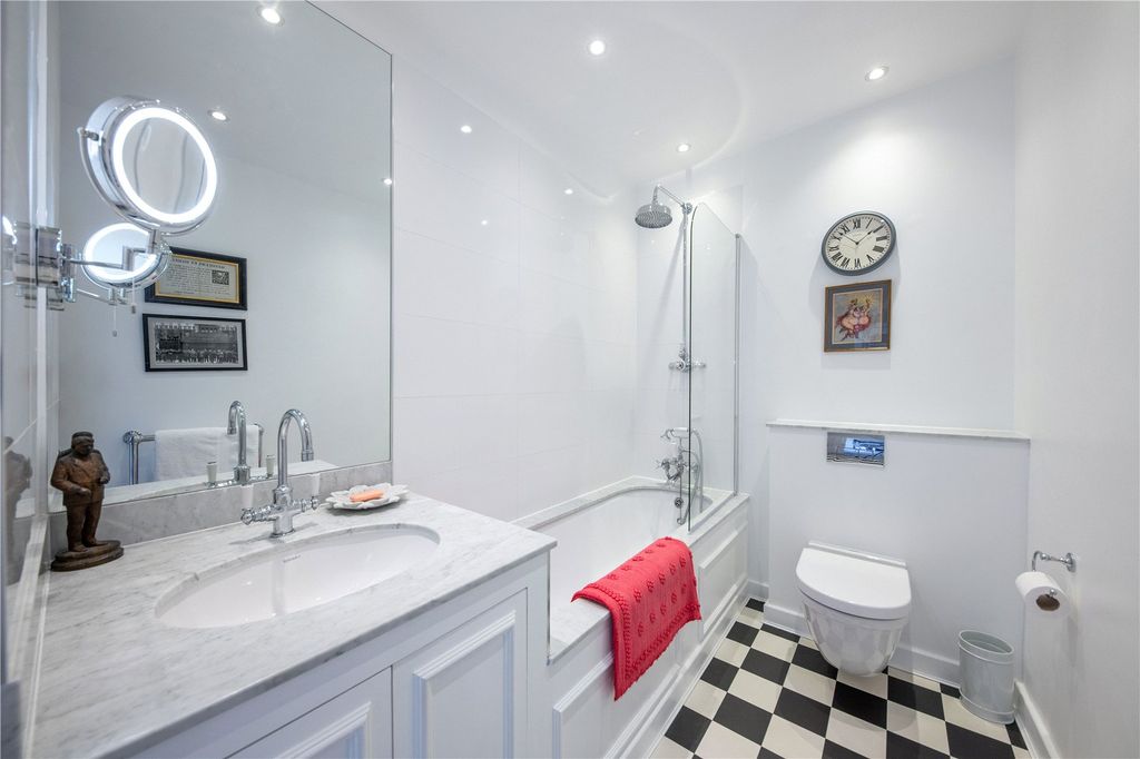Property photo 3 of 11 Bathroom
