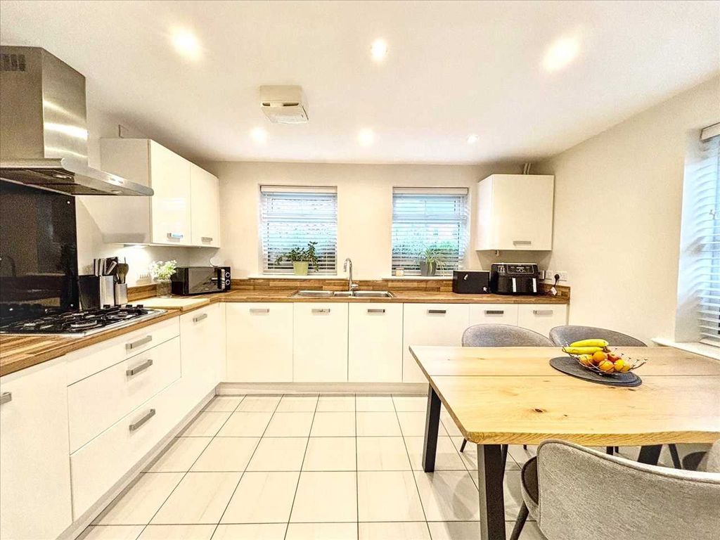 Property photo 2 of 30 Dining Kitchen