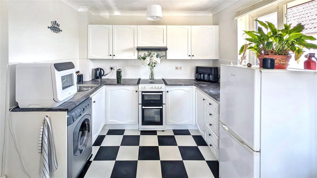 Property photo 3 of 8 Kitchen