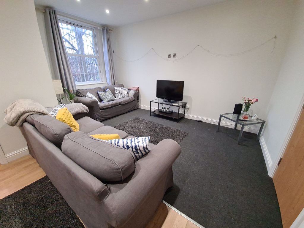 Property photo 1 of 10 A Bright And Inviting Contemporary Living Room Fea...