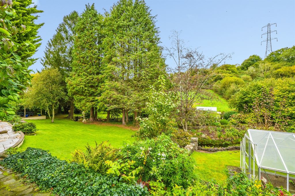 Property photo 2 of 33