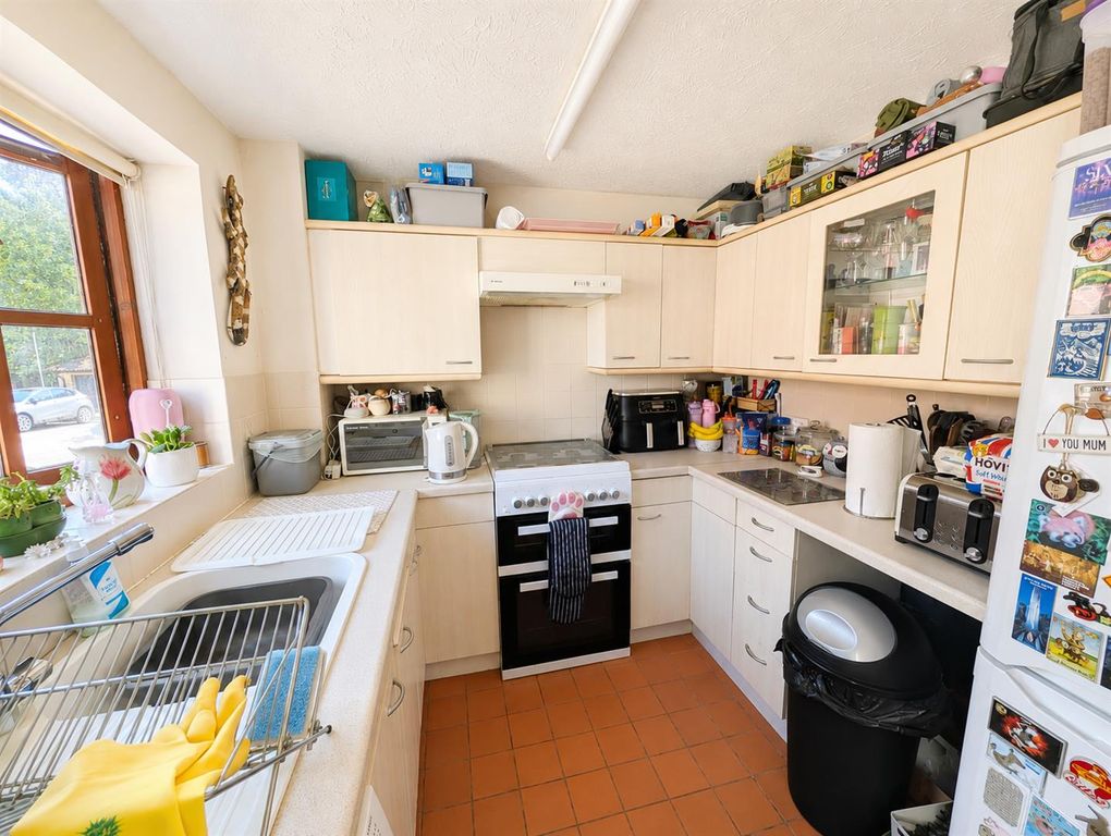 Property photo 3 of 10 Kitchen