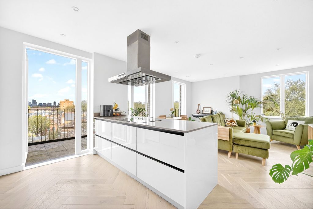 Property photo 2 of 23