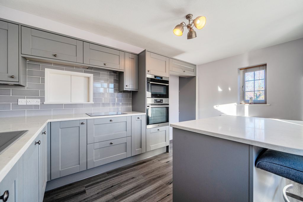 Property photo 3 of 8 3