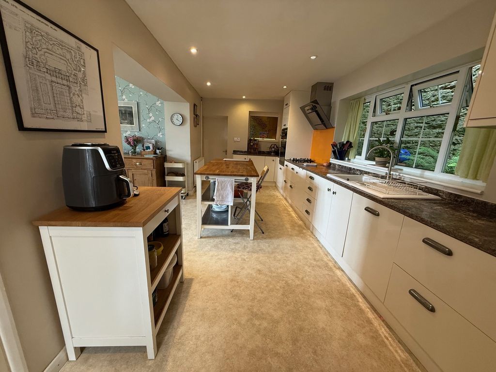 Property photo 3 of 24 Kitchen Aspect 2